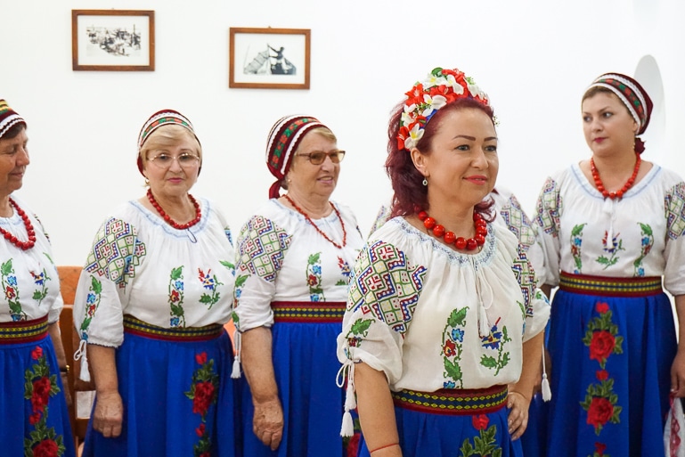 Traditional Romanian song and dance