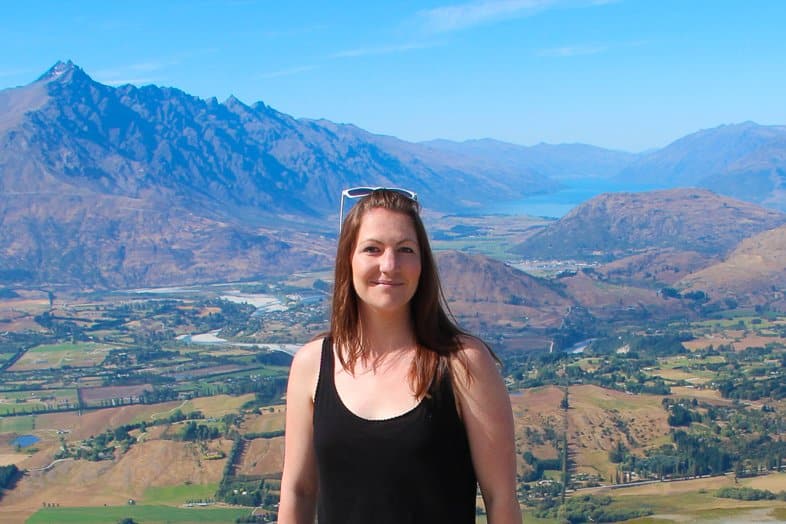 Solo female bloggers writing about travel