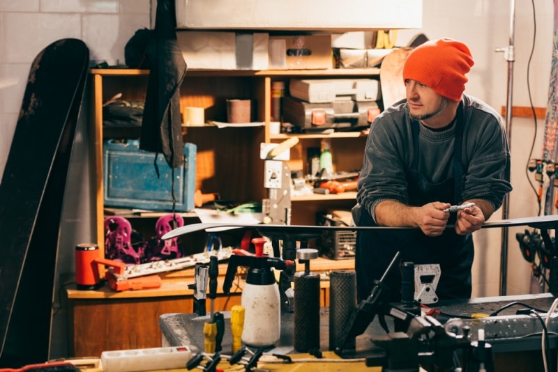 You can easily travel with your sports equipment such as your ski gear, golf clubs or snowboard with ShipGo.